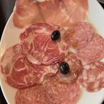 ルーナプレヌ - パルマ産生ハム・コッパ・サラミ盛り合わせ¥1100