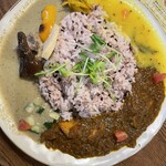 スパイスカレーまるせ - 2種あいがけ盛り（グリーン＆ポークキーマ）