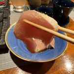串焼 maru - 鶏わさは、中はレア、厚めのカット