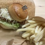 マジックピエロ - 料理写真:フィッシュバーガーとフライドポテト