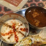 インド料理 パリワル - 単体でいただいてもめちゃ旨でビリヤニとの親和性も最高なチキンラッサ(右)とライタの味変最強コンビ