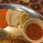 インド料理 パリワル - こちらもビリヤニと良く合うトマトチャトニと箸休めに良い野菜スライス