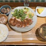 定食カフェ ラハン - 厚切り豚ロースのオープン焼き定食（1980円）