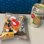 ベルマートキヨスク - ドリンク写真:【飲み鉄タイム：かっぱえびせん天むす味と氷結浜なし】車窓を眺めながら味わう、その土地だけの贅沢。一日の終わりに、頑張った自分へ、ささやかなご褒美として選んだ二品。