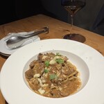 びすとろハヒフヤ - 牛スジのパスタラグーソース、ビーフストロガノフのよう。濃厚で最高