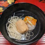 おおたに - 椀物：むかご真丈と揚げた蓮根団子に 人参、そうめん、柚子のお椀。