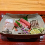 323414108 - 造り：平目、本鮪のお造り かますの昆布締め炙りを塩昆布と醤油、とろみ醤油で美味しくいただきます。それぞれの魚に合わせたお好みの味付けで楽しみます。♪♬