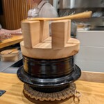 おおたに - 御飯物（土鍋ご飯）：鮭と舞茸の炊き込み御飯。とても美味しくいただきました。♪♬