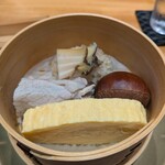 おおたに - 蒸物：鮑の飯蒸し（鮑のお出汁で炊いてあります）、黒あわび茸の肉巻き、栗、出し巻き玉子のせいろ蒸しです。鮑類は肝醤油で、他は玉葱ポン酢（ポン酢）または くるみ味噌でいただきます。
