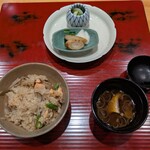 おおたに - 鮭と舞茸の炊き込み御飯と赤出汁、香の物。