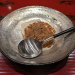 おおたに - 冷し鉢：なめらか胡麻豆腐 “おおたに”さんで 定番の一品です。 ヒンヤリ香ばしい ゴマのお煎餅と 胡麻豆腐の間にサンドされた 甘い胡麻クリームソースの お味がとても良くマッチしています。 お煎餅を割って、柔らかな 胡麻豆腐と一緒に頂きます。