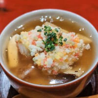 おおたに - 煮物：鱧の茶碗蒸しと車海老のあられ揚げ、新銀杏、巻いた湯葉　松茸餡。