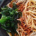 駅そば そば・うどん八起家 - ワカメも少しだけ食べたかったのでかけそばを選びました