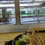 駅そば そば・うどん八起家 - そば越しからの高崎線がいちばん美しい