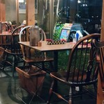 gii - 木の温もりが感じられる、落ち着いた雰囲気の店内。