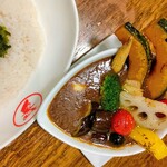 gii - 色とりどりの季節の野菜が目を引く、華麗なるカレー。