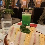 純喫茶 フルール - クリームソーダ、と、ミックスサンドイッチ。