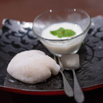 中華ダイニング 一途一心 - 2025.10 杏仁豆腐と紹興酒プリンの求肥包み