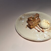 焼き林檎のタルト　塩キャラメルのソース
