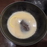 酒亭 田中 - 熊野地鶏スープのお椀 白味噌仕立て とろ茄子 黒鮑茸