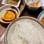 シンヨコ商店 - おかわりのラストは生玉子と納豆