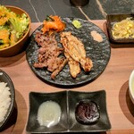 新宿牛タンローストビーフ 白か黒 - 