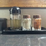 麺処 晴 - テーブル調味料は酢、コショウ、一味。