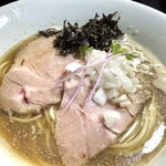 麺処 晴 - 見た目はシンプルな煮干。