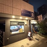 麺処 晴 - 歩道橋のたもと。らーめんらしからぬ外観。