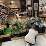 わくわく広場 - お花を選んでいる妻。