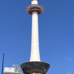 鮨 今尽 - 青空に京都タワーは最高！✨
      余談✨京都タワーは和ロウソクをモチーフと思われがちですが、実は海のない京都の街並みを、かつての家々の瓦屋根を波に見立てて、静かに照らし続けている姿をイメージしているのです✨
