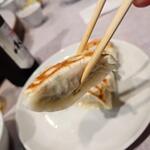 清香園 - 焼き餃子、アップ。肉と野菜がぎっしりで重い！