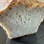 そばの里深萱ふ～ど - 【蕎麦粉100%パン】購入したパン。断面はこんな感じ。そのまま食べるとボソボソだけどトーストするとモッチリ感がでてクリームチーズをのせて食べました。