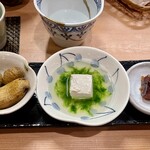 地酒・地魚 三代目ハルク - お通し（おおまさり、島海苔豆腐、金目鯛の煮こごり）