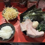 家系ラーメン王道乃印ふく家 - 王道乃印ラーメン（中盛り）、味付ネギ、ライス