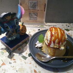 月の鐘 - 2種あいがけカレー（バターチキン・グリーン） ＆ マンゴーラッシー ＆ 自家製プリン アイス乗せ