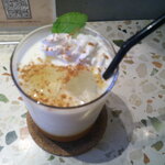 月の鐘 - 2種あいがけカレー（バターチキン・グリーン） ＆ マンゴーラッシー ＆ 自家製プリン アイス乗せ