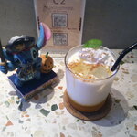 月の鐘 - 2種あいがけカレー（バターチキン・グリーン） ＆ マンゴーラッシー ＆ 自家製プリン アイス乗せ