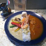 月の鐘 - 2種あいがけカレー（バターチキン・グリーン） ＆ マンゴーラッシー ＆ 自家製プリン アイス乗せ