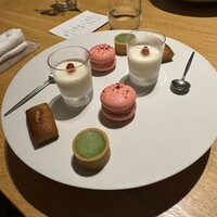 restaurant.m - マカロン　うまっ。　デザート美味しいー