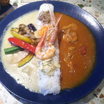 月の鐘 - 2種あいがけカレー（バターチキン・グリーン） ＆ マンゴーラッシー ＆ 自家製プリン アイス乗せ