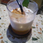 月の鐘 - 2種あいがけカレー（バターチキン・グリーン） ＆ マンゴーラッシー ＆ 自家製プリン アイス乗せ