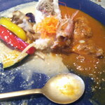 月の鐘 - 2種あいがけカレー（バターチキン・グリーン） ＆ マンゴーラッシー ＆ 自家製プリン アイス乗せ