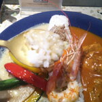 月の鐘 - 2種あいがけカレー（バターチキン・グリーン） ＆ マンゴーラッシー ＆ 自家製プリン アイス乗せ