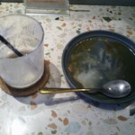 月の鐘 - 2種あいがけカレー（バターチキン・グリーン） ＆ マンゴーラッシー ＆ 自家製プリン アイス乗せ