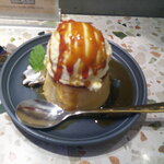 月の鐘 - 2種あいがけカレー（バターチキン・グリーン） ＆ マンゴーラッシー ＆ 自家製プリン アイス乗せ