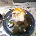 月の鐘 - 2種あいがけカレー（バターチキン・グリーン） ＆ マンゴーラッシー ＆ 自家製プリン アイス乗せ