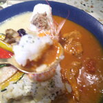 月の鐘 - 2種あいがけカレー（バターチキン・グリーン） ＆ マンゴーラッシー ＆ 自家製プリン アイス乗せ