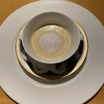 万平ホテル メインダイニングルーム - 長野県産 サツマイモのポタージュ 紫芋のエキュームとクリスティアン