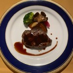 万平ホテル メインダイニングルーム - 国産 ロース肉のロースト 信州りんごのキャラメリゼ ビガラードソース